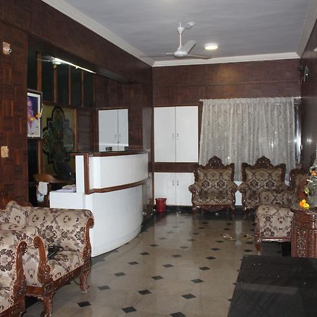 Royale Inn Vapi Esterno foto