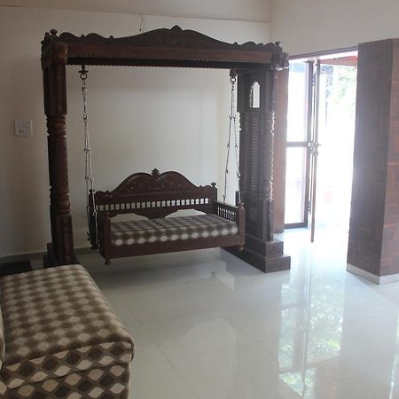 Royale Inn Vapi Esterno foto