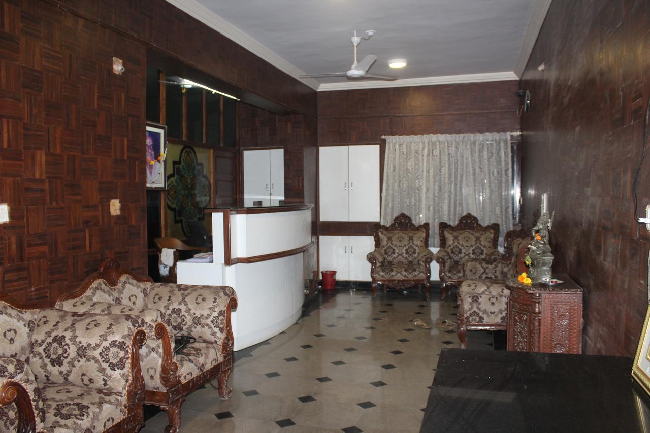 Royale Inn Vapi Esterno foto