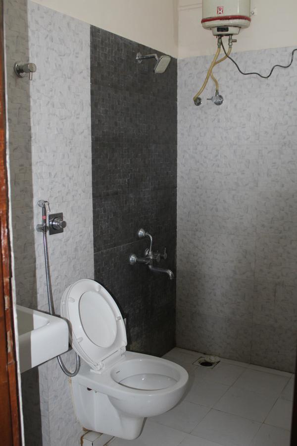 Royale Inn Vapi Esterno foto