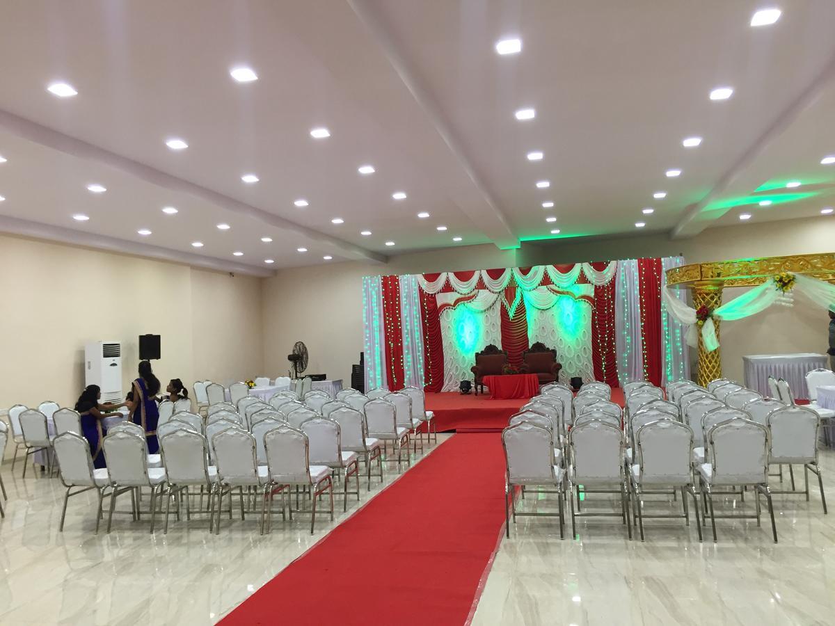Royale Inn Vapi Esterno foto