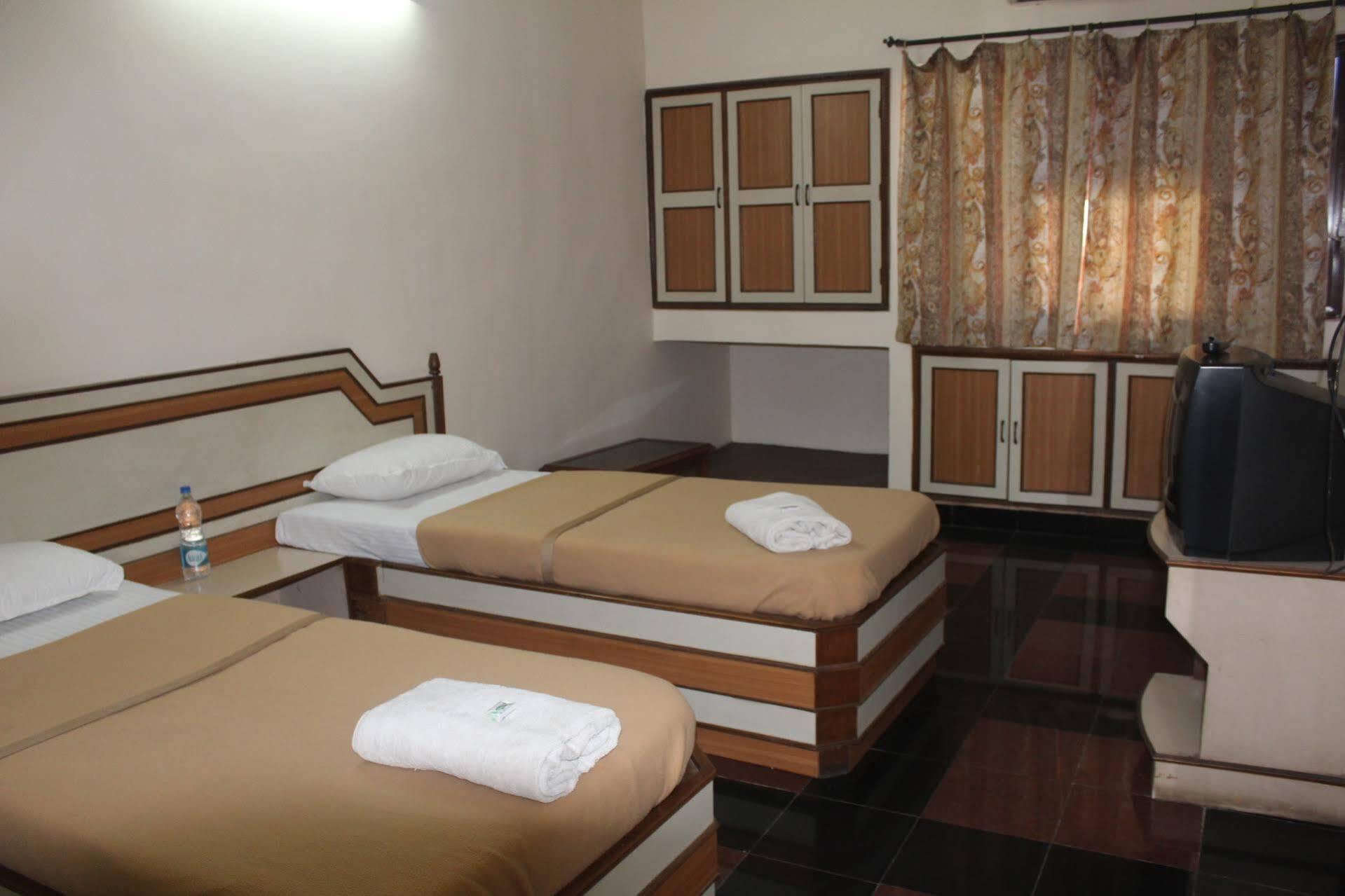 Royale Inn Vapi Esterno foto