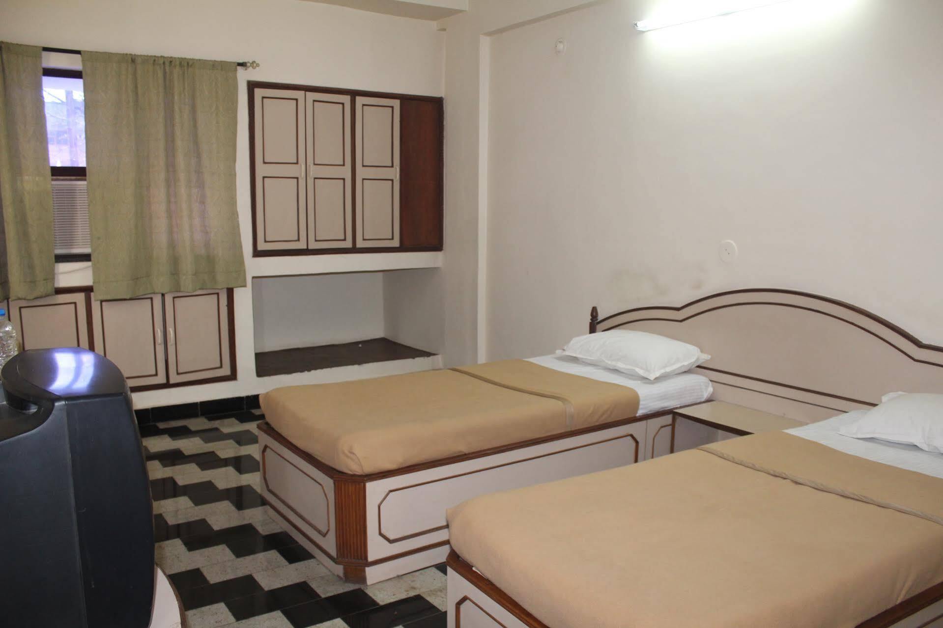 Royale Inn Vapi Esterno foto